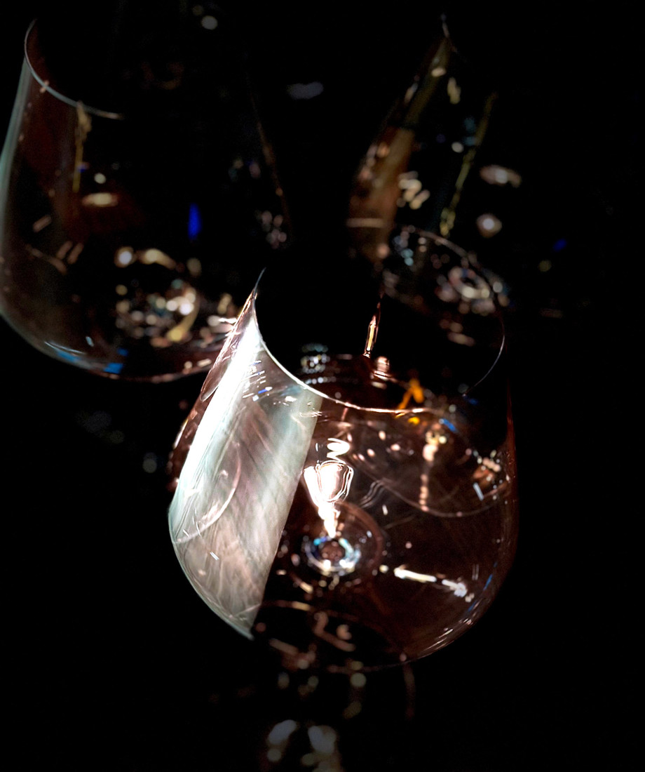 AURORA Wine glasses in the dark